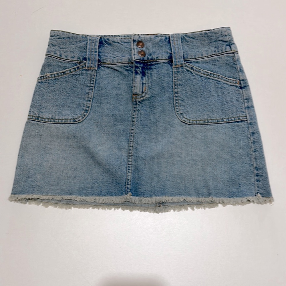 BLUENOTES MINI DENIM SKIRT FRONT ZIPPER FOUR POCKETS IN SIZE 3